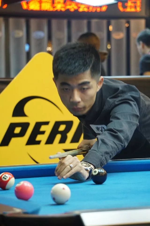 成鲜明对比 成鲜明对比