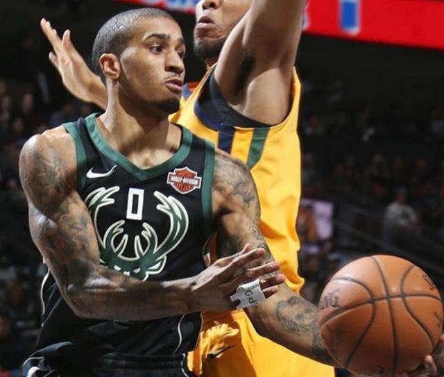 形成鲜明对 形成鲜明对